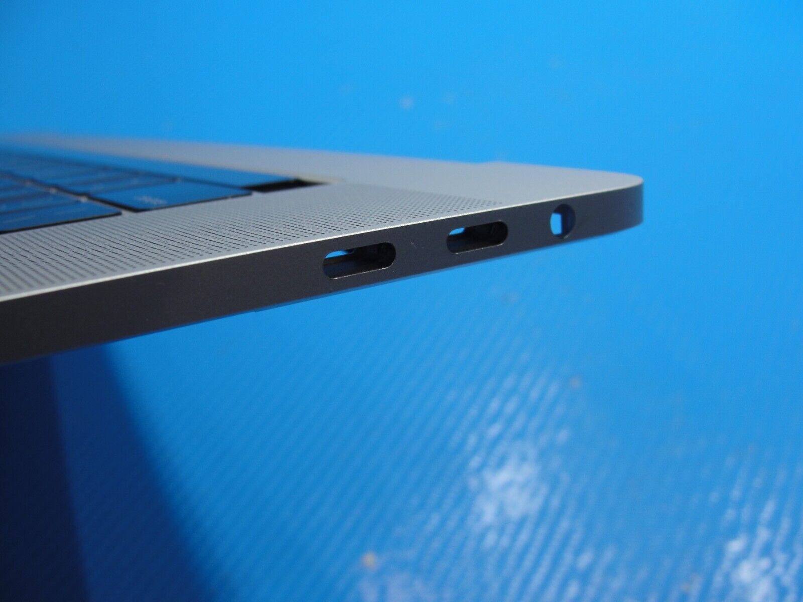 MacBook Pro A1990 15" 2019 MV902LL Top Case Palmrest NO Battery Silver 661-13164