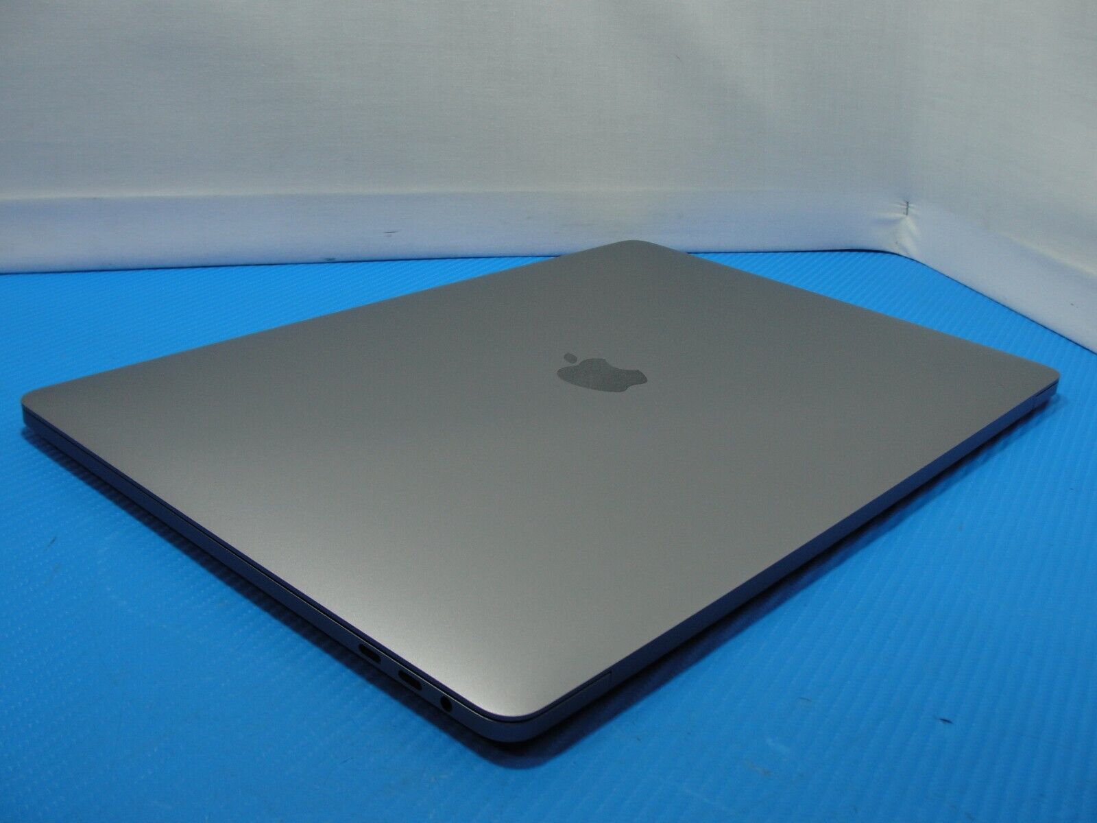 44 cycle Apple MacBook Pro A1990 15