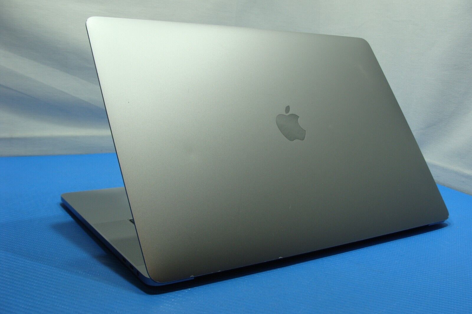 Apple MB Pro A1990 15" (2019) i7-9750H 2.6GHz 16GB 256GB PRO 555X Touchbar/ID