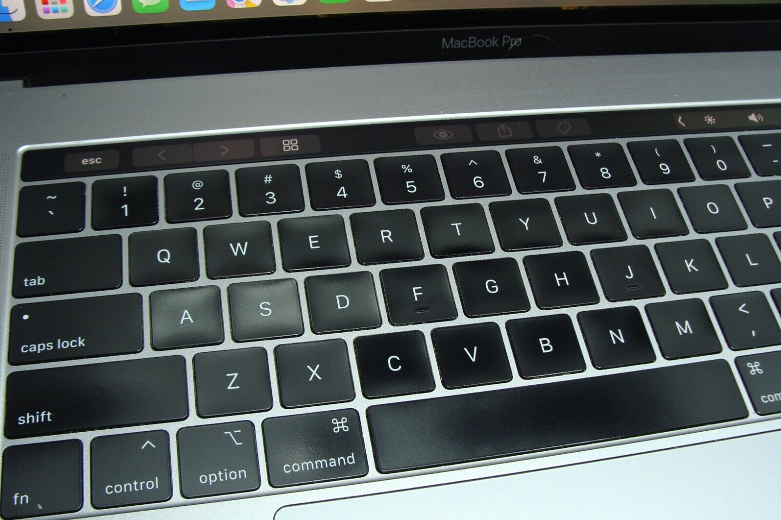 Apple MB Pro A1990 15" (2019) i7-9750H 2.6GHz 16GB 256GB PRO 555X Touchbar/ID