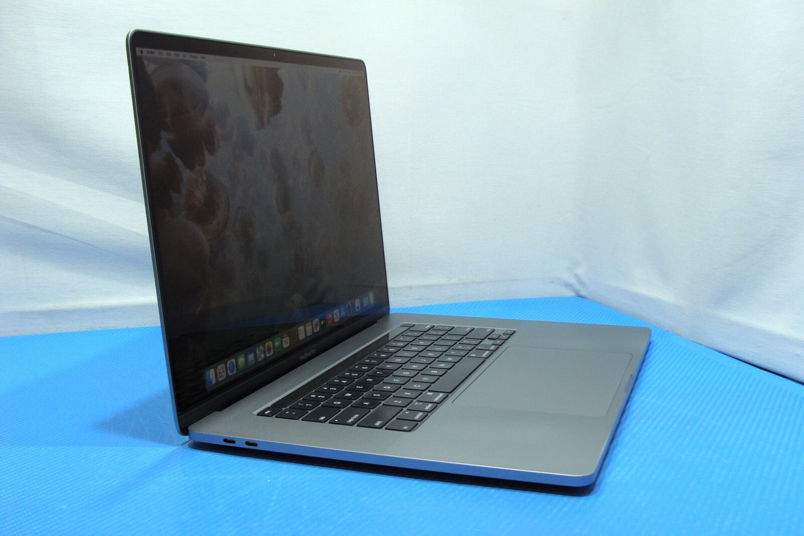 Apple MacBook Pro A2141 16" PRO 5300M i7-9750H 2.6GHz 32GB RAM 512GB MVVL2LL/A